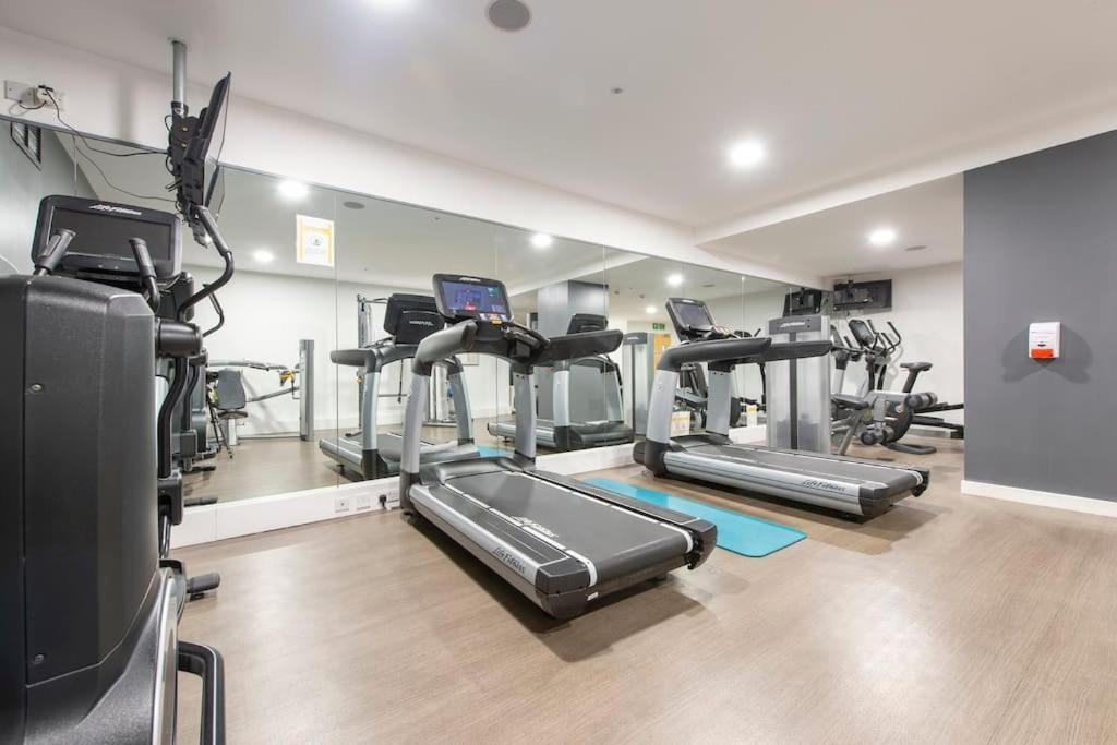 24hr Concierge, Gym, Pool, Museum, Shopping Centre Londra