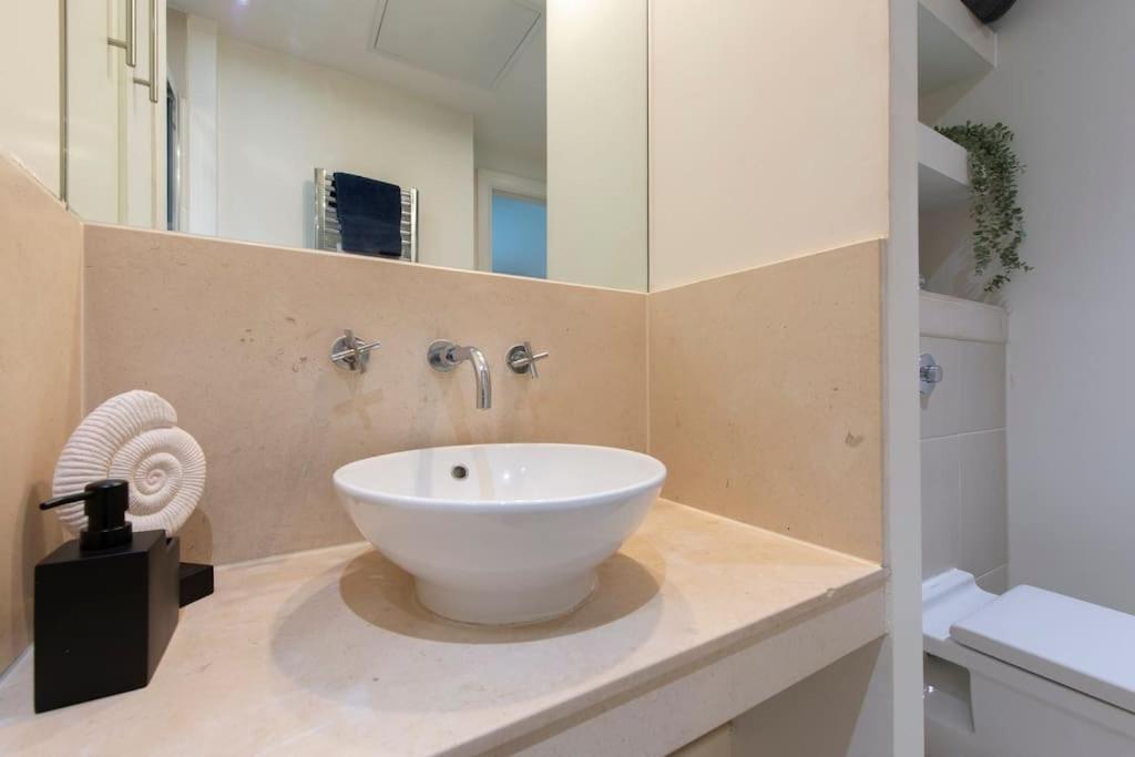 24hr Concierge, Gym, Pool, Museum, Shopping Centre Apartament