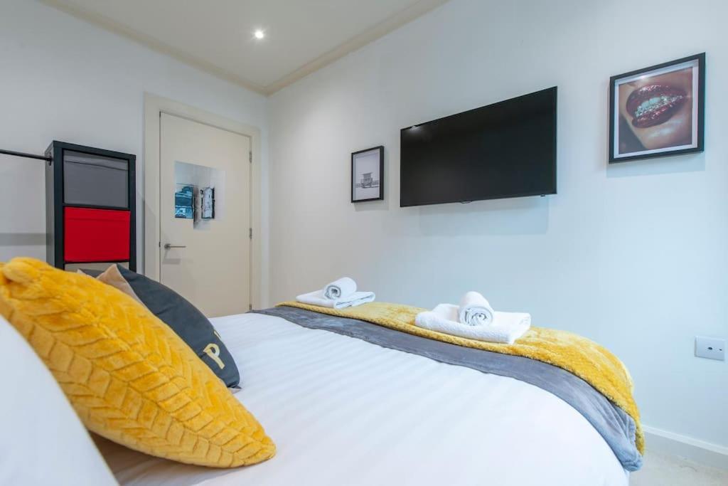 24hr Concierge, Gym, Pool, Museum, Shopping Centre Apartament *