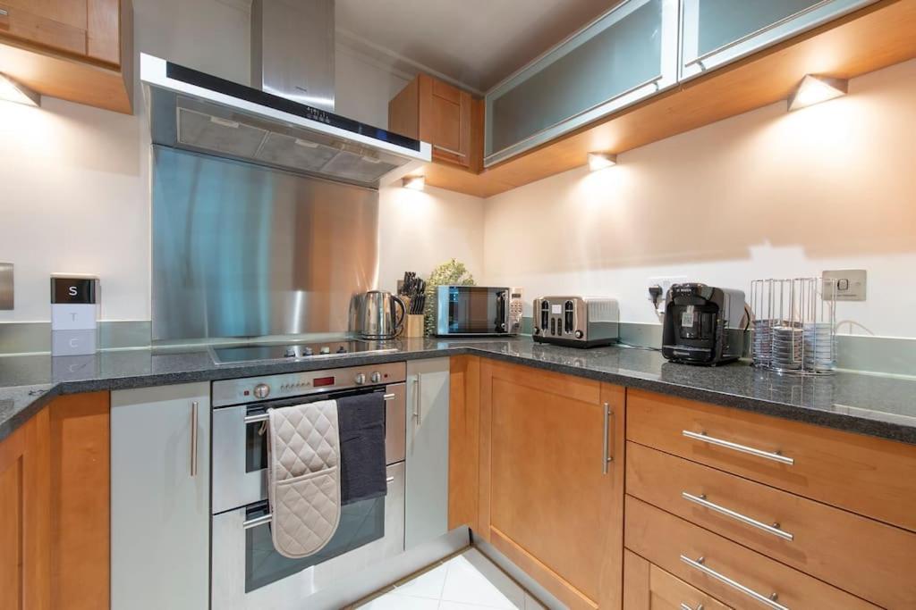 Apartament 24hr Concierge, Gym, Pool, Museum, Shopping Centre *