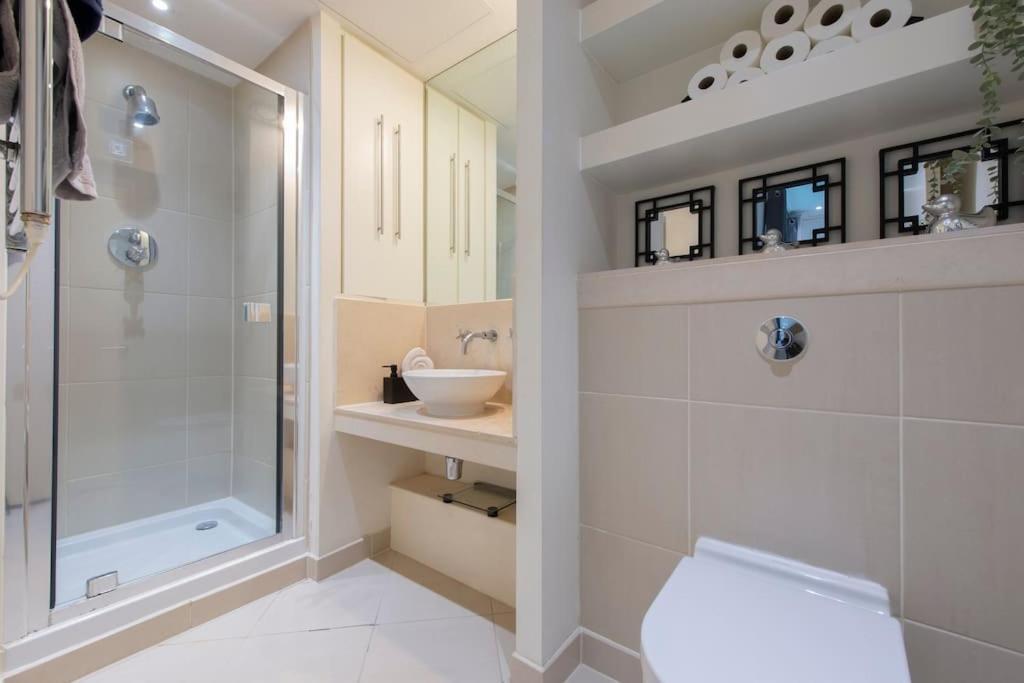 24hr Concierge, Gym, Pool, Museum, Shopping Centre * Londra