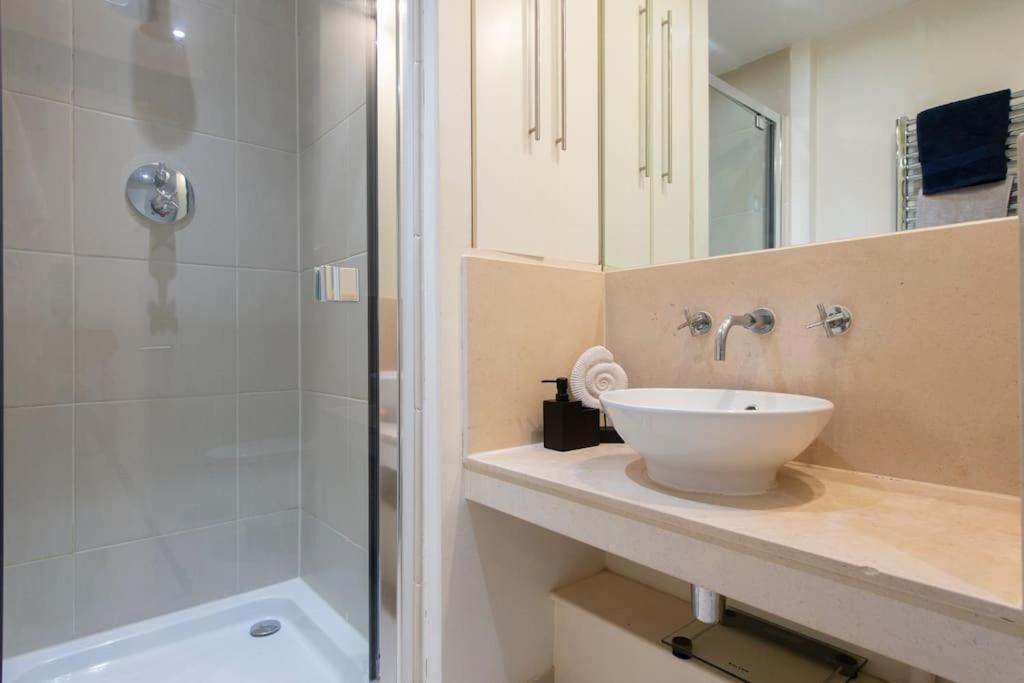 24hr Concierge, Gym, Pool, Museum, Shopping Centre Apartament *