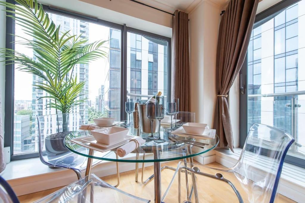 24hr Concierge, Gym, Pool, Museum, Shopping Centre Apartament